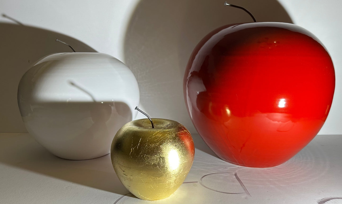tre mele di dimensioni divere e decori differenti in ceramica fatti a mano