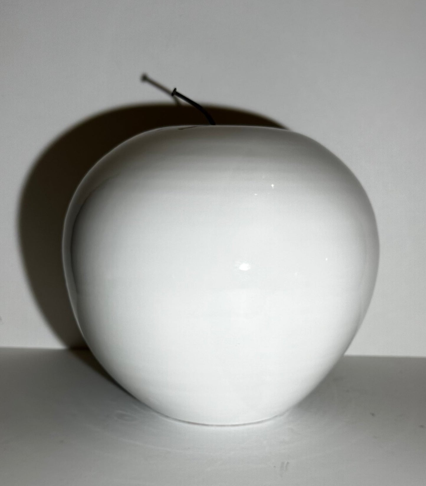 mela in ceramica smaltata in bianco lucido